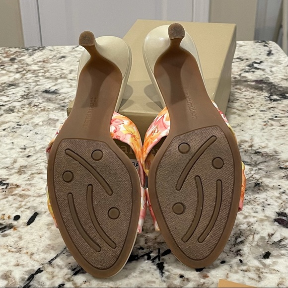 Naturalizer Floral Sandals Size: 7.5M - Picture 9 of 9